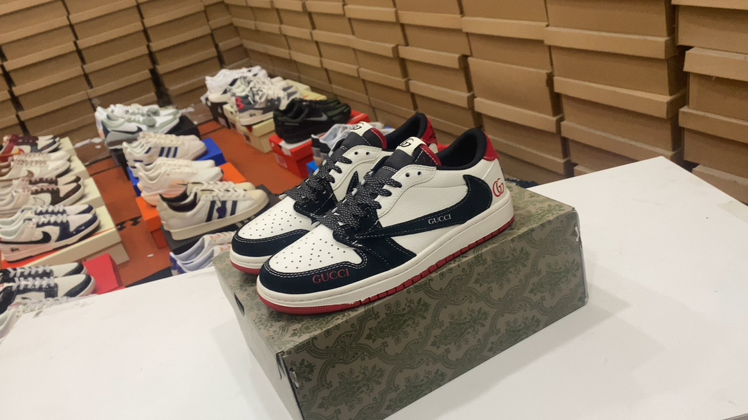 F150 Jordan Fragment X Travis Scott X Off Air Jordan 1 Un par de zapatos de marca de tres partidos está hecho de cuero Litchi completo, la cintura está combinada con «gancho invertido» blanco, y luego el logotipo icónico de Travis Scott está decorado. El azul es el color principal, que mejora el estilo de diseño blanco, azul y negro con diseño de fragmentos. 39 40.5.5.5 41 42 42.5 43 44 45 Número de artículo: XY2688-123#14832098443023