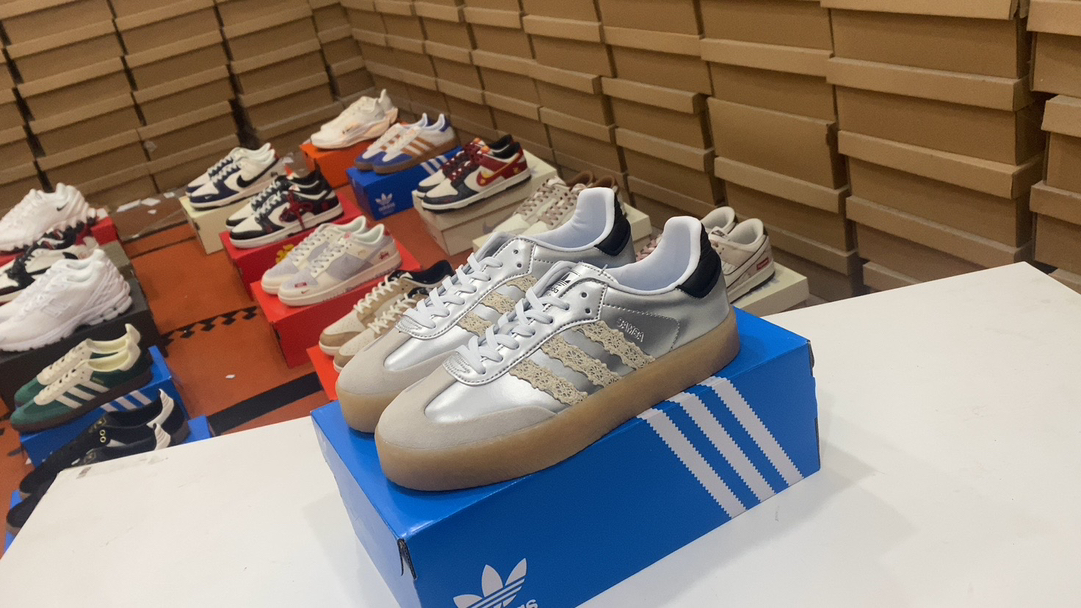 💰120 Adidas AD Samba XLG Samba Dance Plush Sole Edition Series de estilo Sponge Sponge Sponge Cake Casual Sports Sports Raw Raw Raw Sole o Cop-Branded Shoes basados ​​en Samba, se han convertido en la primera opción para las tendencias de moda en el uso diario. Samba XLG es parte de la serie XLG en constante expansión de Adidas Originals, con el objetivo de adaptarse a la cultura joven y atender a los jóvenes que desean expresarse a través de la moda personal sin sacrificar el tamaño de la comodidad: 36 36⅔ 37⅓ 38 38⅔ 39⅓ 40 ítem no.: IG5744 # 17437095444062