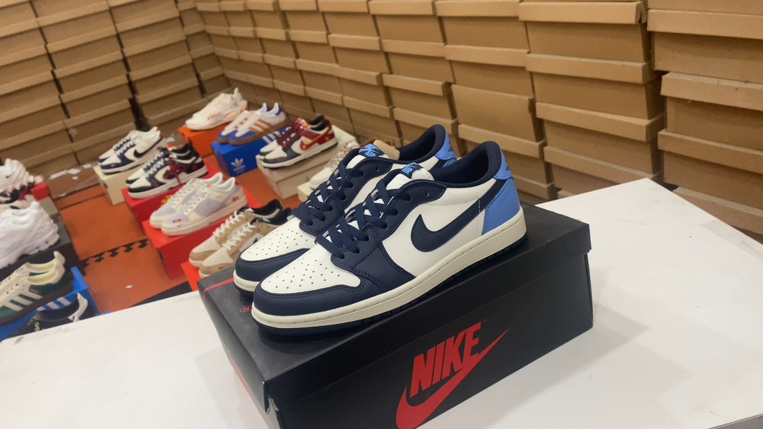 F 250 Jordan Fragment X Travis Scott X Off Air Jordan 1 Low Trinity Co -porta marca está hecho de cuero Litchi completo, la cintura está combinada con «gancho invertido» blanco, y luego el logotipo icónico de Travis Scott está decorado. es el color principal, que mejora el estilo de diseño blanco, azul y negro con diseño de fragmentos. 40.5.5.5 41 42 42.5 44 45 46 47 47.5 Número de artículo: XZ0790-400 #25633094443025