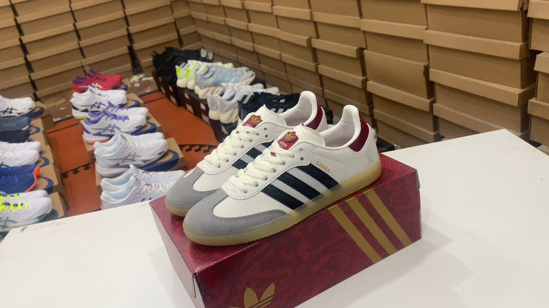 130 Adidas Originals Samba OG Snake Year Limited White Black and Red Este estilo está diseñado con un estilo simple y generoso, que brinda al estilo de moda casual y casual de personas, cómodo y liviano, deportivos flexibles, personalidades diarias satisfechas de azul. Tamaño: 35 36 36 37⅓ 38 38 39⅓ 40 40 40⅔ 41⅓ 42 42⅔ 43⅓ 44 45 Artículo no.: JQ5976#32147335234082