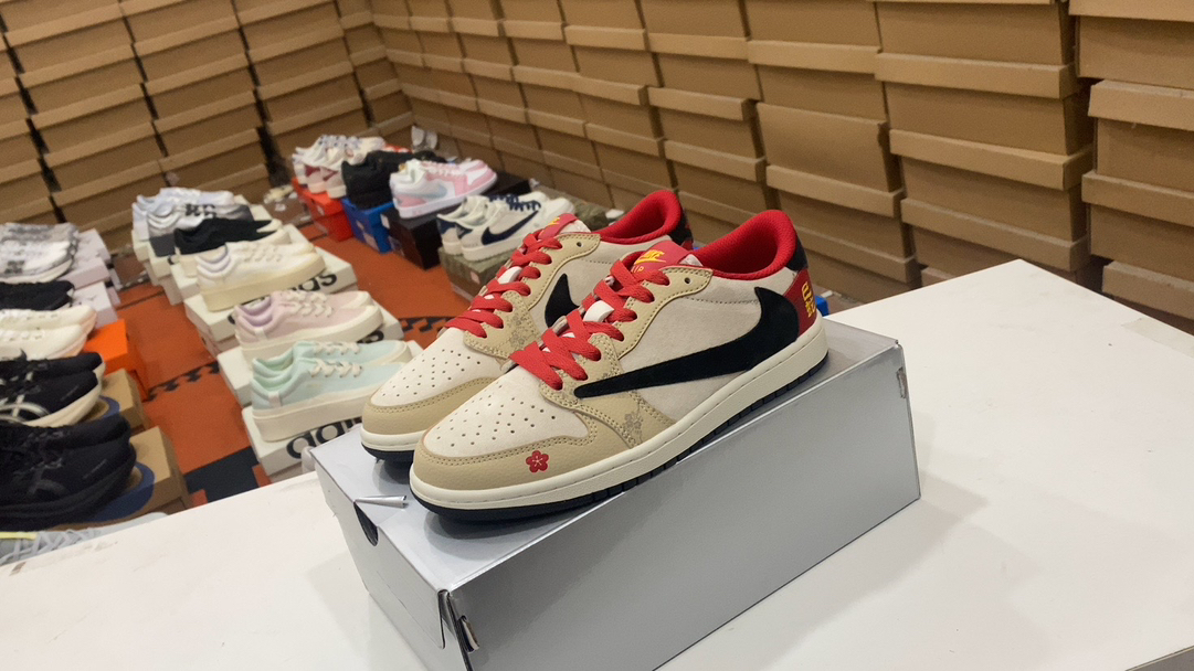 F 290 Jordan Fragment X Travis Scott X Off Air Jordan 1 Un par de zapatos de marca de tres partidos bajo está hecho de cuero litchi completo, la cintura está combinada con «gancho invertido» blanco, y luego el logo icónico de Travis Scott está decorado. El azul es el color principal, que mejora el estilo de diseño blanco, azul y negro con diseño de fragmentos. 38.5 39 40.5.5.5 41 42 42.5 44 44 45 46 Número de artículo: DM7866-077#143433334233006