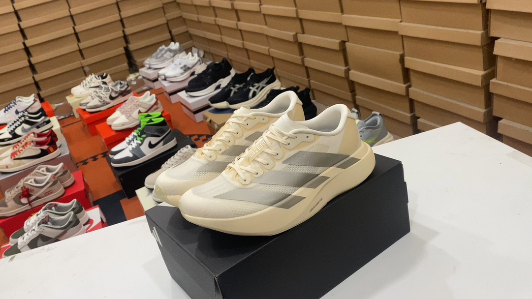 💰170 Adidas Adizero Evo SL ADIDAS Ultra-Light Breatheding Running Shops La apariencia general es muy similar a la configuración de la entresuela Adizer Adios Pro Evo 1, equipado con una parte superior de la luz de luz de palma completa con malla transpirable, que se adapta al posicionamiento de los zapatos de entrenamiento diarios y es más duradero.