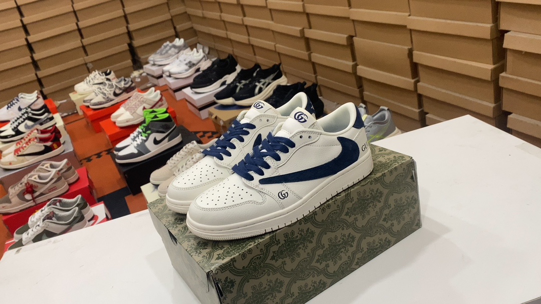 F150 Jordan Fragment X Travis Scott X Off Air Jordan 1 Un par de zapatos de marca de tres partidos está hecho de cuero Litchi completo, la cintura está combinada con «gancho invertido» blanco, y luego el logotipo icónico de Travis Scott está decorado. El azul es el color principal, que mejora el estilo de diseño blanco, azul y negro con diseño de fragmentos. 39 40.5.5.5 41 42 42.5 43 44 45 Número de artículo: QY0168-998#1484233823023