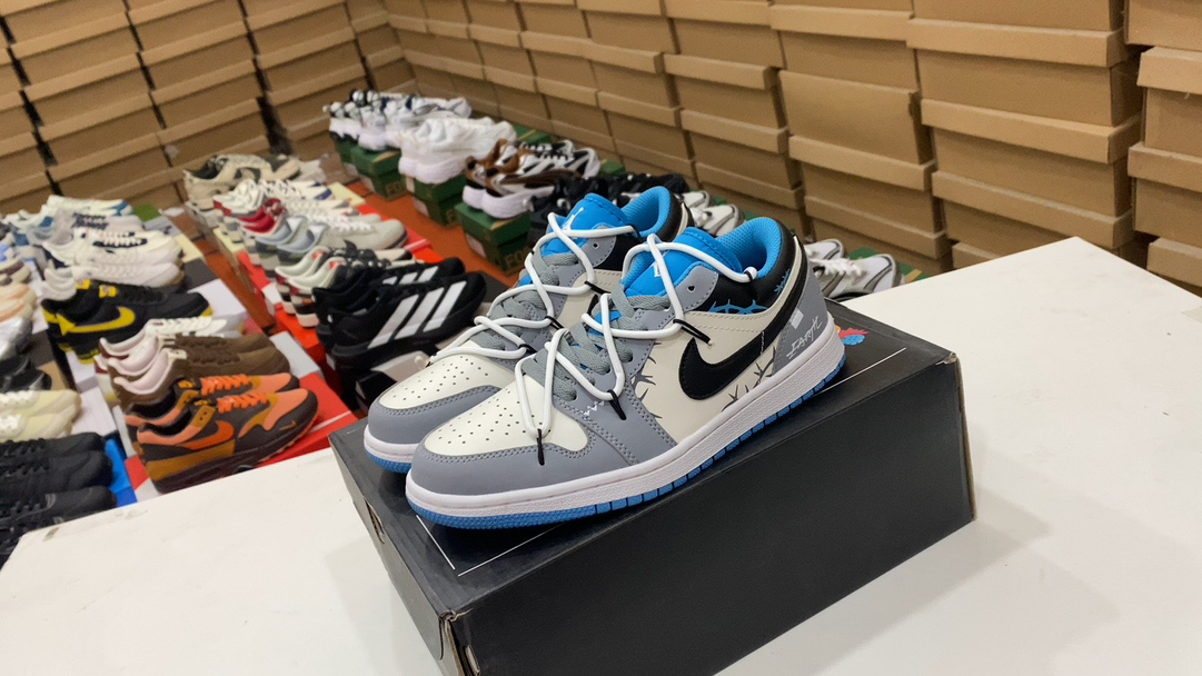 💰210 Jordan Air Jordan 1 Zapatillas de baloncesto de deportes informales de cultivo retro de baja top cultural. El zapato se inspira en el diseño del primer año de 1985, y renovó la apariencia simple y clásica, lo que hace que las personas se sientan familiares y nuevas. Después de que los detalles de costura coinciden con el logotipo de bordado Wings, resalta el estilo exclusivo único de la marca Jordan. Superior de cuero, el plástico tiene un sentido estructural sobresaliente y una durabilidad. Tamaño: 36 36.5 37.5 38 38.5 39 40 40.5 41 42 42.5 43 44 45 46 Artículo no.: FN8901-164 #19464733235044