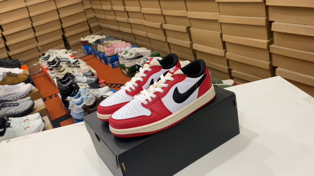 A170 Jordan Air Jordan 1 Zapatillas de baloncesto deportivas de ocio cultural retro de baja tope baja. El zapato se inspira en el diseño del primer año de 1985, y renovó la apariencia simple y clásica, lo que hace que las personas se sientan familiares y nuevas. Después de que los detalles de costura coinciden con el logotipo de bordado Wings, resalta el estilo exclusivo único de la marca Jordan. Superior de cuero, el plástico tiene un sentido estructural sobresaliente y una durabilidad. Tamaño: 36 36.5 37.5 38 38.5 39 40 40.5 41 42 42.5 43 44 45 46 Artículo no.: HQ6998-600#25662738233063