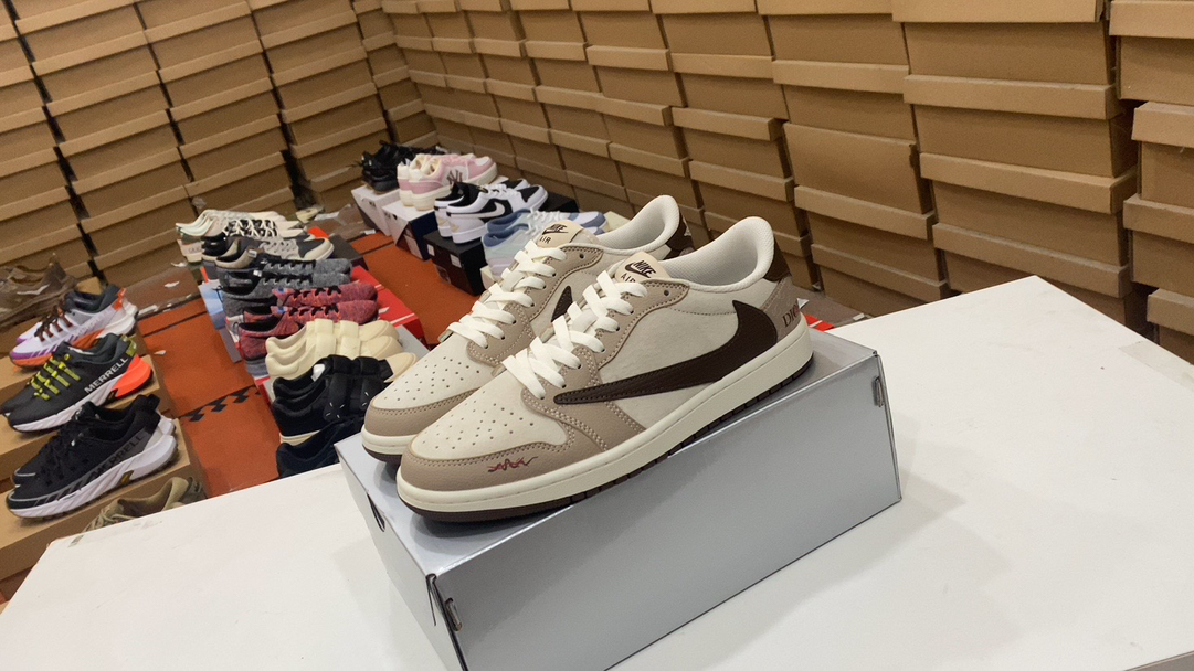 💰290 Jordan Fragment x Travis Scott x Off Air Jordan 1 Barbas de una articulación de tres partes bajas está hecha de cuero de lichi completo, con un «gancho trasero» blanco en la cintura, y el icónico logotipo de Travis Scott está decorado con la mejor opción de Hiroshi Fujiwara. El color azul del talón es el color principal, perfeccionando el estilo de diseño blanco, azul y negro del diseño de fragmentos. 37.5 38 38.5 39 40 40.5 41 42 42.5 43 44 45 Artículo no.: DM7866-074#14303134233006