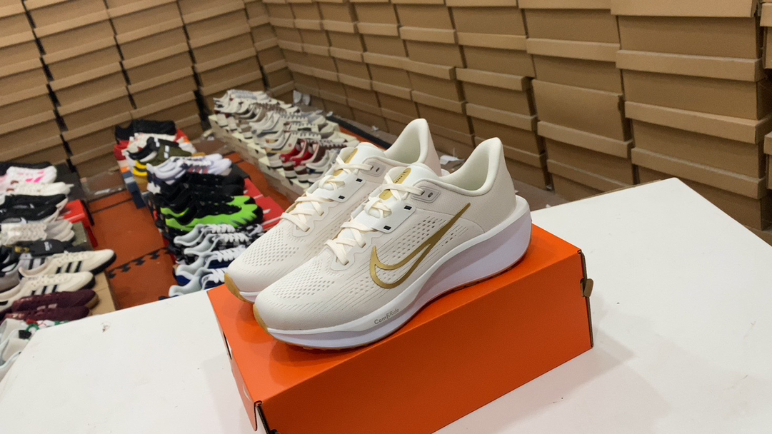 💰170 Nike Quest 6 Speed ​​6 Generation Mesh Moda transpirable Las zapatillas casuales de carrera simple y de alta tecnología utiliza materiales de múltiples capas para brindar una sensación fría y una experiencia estable a ambas medias de moda y un diseño de cobertura de medio plano, proporcionando un ajuste estable. Una capa de material de tela de malla lo trae ligero y transpirable durante la carrera. Al mismo tiempo, muestra un aspecto ordenado. El diseño apilado se mejora para llevar un rendimiento de amortiguación suave a cada paso. Excelente agarre y deseabilidad. Excelente tamaño de confort: 36 36.5 37.5 38 38.5 39 40 40.5 41 42 42.5 43 44 45 Artículo no.: FD6034 003#34632538233063