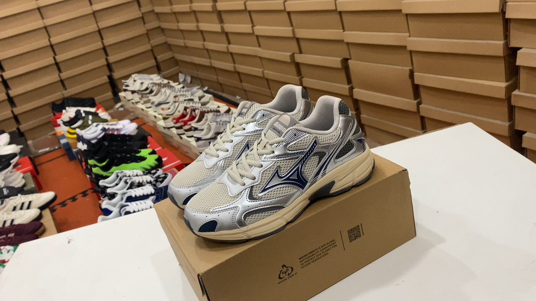 💰150 Mizuno Mizuno retro, de moda, casual, cómodo, que absorbe zapatos deportivos de choque de choque, se puede decir que el amortiguación mecánica de Wave Mizuno Wave puede ser el líder en tecnología de zapatos mecánicos que absorben los shock. Con una adaptabilidad extraordinaria, una capacidad de amortiguación completa y duradera y un diseño liviano, es un par de zapatillas que pueden acompañar nuestra entrenamiento diario e incluso competiciones de media maratón. No es exagerado de gran peso, las personas pueden usar Mizuno para correr en el tamaño de la carrera 36.5 37.5 38 38.5 39 40 40.5 41 42 42.5 43 44 45#18337535234023