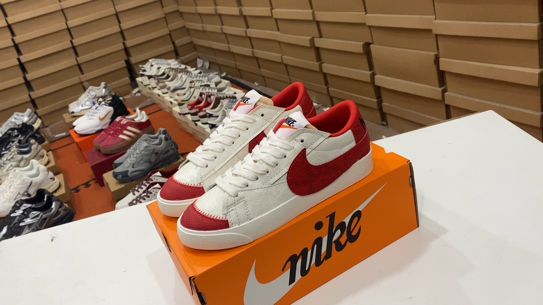 💰110 Nike NK Blazer Low 77 Jumbo Retro Classic Trail Blazer El esquema de color medio Nike Blazer de forma única en el año de la serpiente regresará este año, con un relleno de color Swoosh, ¡y los zapatos simples y elegantes volverán a aparecer! ! Tamaño: 36 36.5 37.5 38 38.5 39 40 40.5 41 42 42.5 43 44 44.5 45 Artículo no.: DQ8769 100#17437535234042