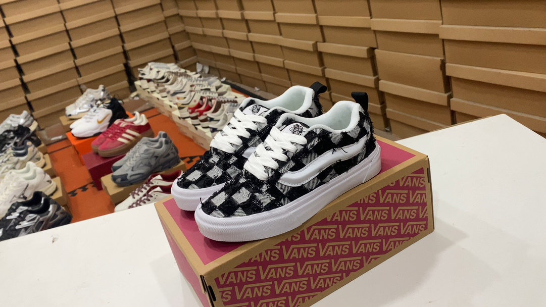 💰1.2 millones S VANS KNU-SKOOL VR3 LX ZAPATOS DE PELO SUPERIOR DE CUERO. La serie Kanpur Julian sean de baja tope retro zapatos deportivos vulcanizados «Logotipo de la versión gorda» para decir que definitivamente vale la pena mencionar uno de los tipos de calzado más populares en 2023. 36.5 37 38 38.5 39 40 40.5 41 42 42.5 43 44 #26037535234062