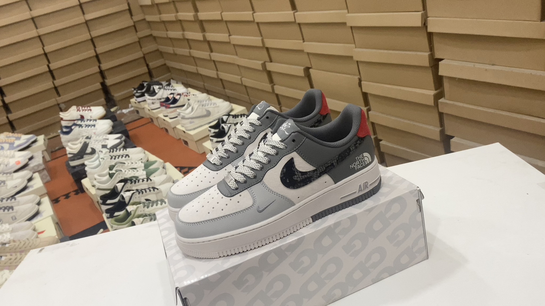 💰240 Nike Air Force 1’07 Air Force One Blow Top Versatilil Casual Sports Shoes. La amortiguación suave y elástica y el excelente diseño de entresuela, que combina la apariencia retro y moderna, crea Force 1, que ha sido popular en todo el mundo durante más de 30 años. Número de artículo: DM686-052#13842438233005