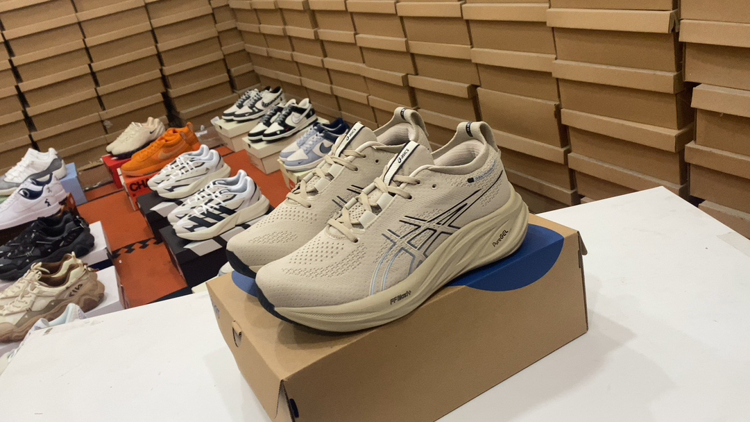 💰150 ASICS GEL-NIMBUS 26 Carreras estables Adopta un diseño de malla Jacquard de doble capa para mejorar el envoltorio y la transpirabilidad. La capacidad del cuerpo para impactar la carga, la entresuela innovadora al tamaño de rebote ligero 36 37 37.5 38 39 39.5 40.5 41.5 42 42.5 43.5 44 45 Artículo No. 1011b794#14857935234023