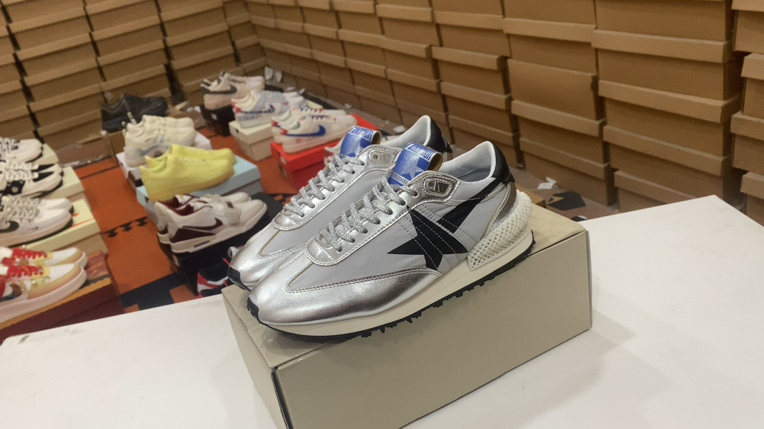 💰340 GOOSE MARATHON SILVER COMIDAD SPORT SPORTES LIVEN BAJOS #Assandro Gallo y la inspiración creativa de Francesca Rinaldo se extrae del arte y la ciudad natal de Venecia. El Golden Goose que fundó combina la artesanía italiana tradicional y combina un estilo directo y de vanguardia en la serie. La ropa elegante a medida y las zapatillas de deporte de cuero metálico no se pueden perder en los artículos de moda Tamaño: 36 37 38 39 40 41 42 43 44 45 #35752935238007