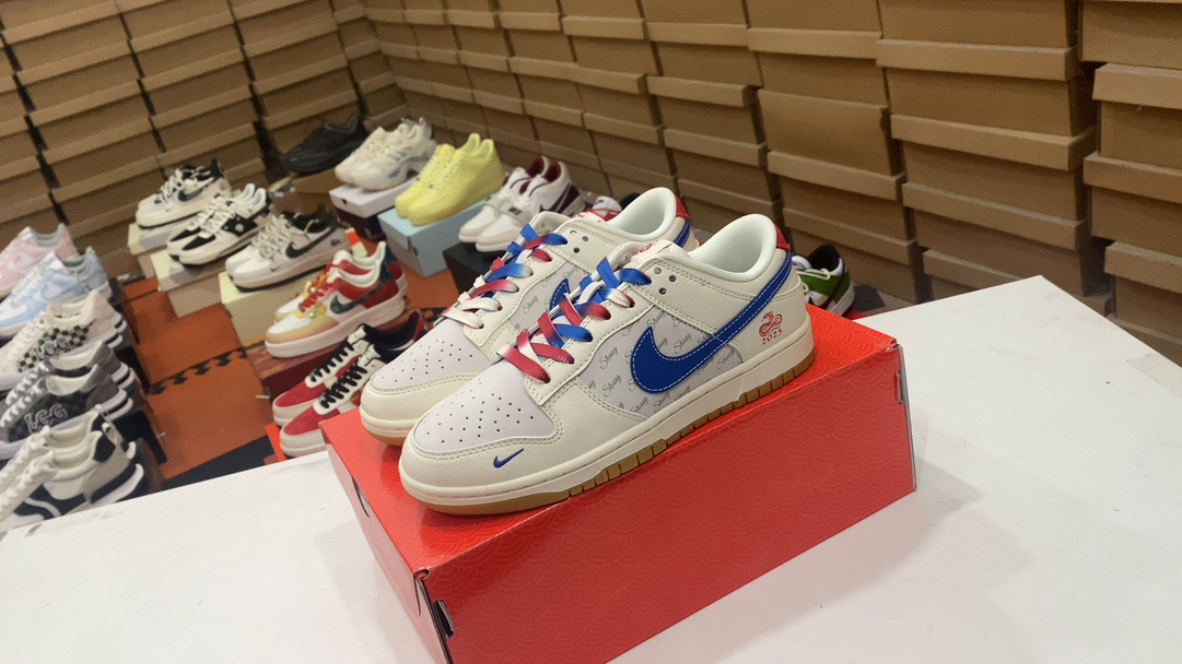 💰290 Las zapatillas de skate deportivas informales retro de caña baja NIKE DUNK LOW utilizan un cojín de aire ZoomAir suave y cómodo para absorber eficazmente el impacto del skate y otros deportes extremos cuando aterrizan, brindando una mejor protección a los atletas callejeros. Talla 36 36.5 37.5 38 38.5 39. 40 40,5 41 42 42,5 43 44 45 Número de artículo: FC1688-207 #14353934233006