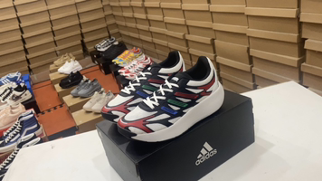 💰140 Adidas Men and Women Zapatos casuales Adizero Aruku Absorbente de choque, amortiguación resistente al desgaste y zapatos deportivos versátiles de rebote que mejoran los zapatos de papá que mejoran la altura. Se puede decir que el Adidas Adizero Aruku, que fue expuesto este año, es uno de los zapatos nuevos más populares. La aparición del zapato está inspirada en una máquina de movimiento perpetuo, y los detalles del apilamiento y la disposición traen capas visuales ricas. Una entresuela blanca de espesor limpia y plana es la característica más importante, que es muy adecuada para el tamaño moderno de los zapatos de suela gruesa: 39⅓ 40 40⅔ 41⅓ 42 42⅔ 43⅓ 44 45 Artículo no.: JH7394 #14807145454003