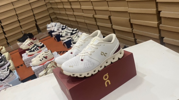 💰170on ONPA CloudTilt Snake Year Limited Lightweight Sports and Casual Shoes! El mismo estilo que Yang Mi, los pies se sienten muy cómodos, las suelas son suaves y envueltas, y las piernas son largas en los pies, lo cual es muy conveniente sin atar los cordones de los zapatos ~ es muy versátil si eres casual o deportivo. Aunque el blanco no es resistente a la suciedad, ¡es realmente el mejor y más texturizado! Tamaño 36 37 38 39 40 41 42 43 44 45 46#183