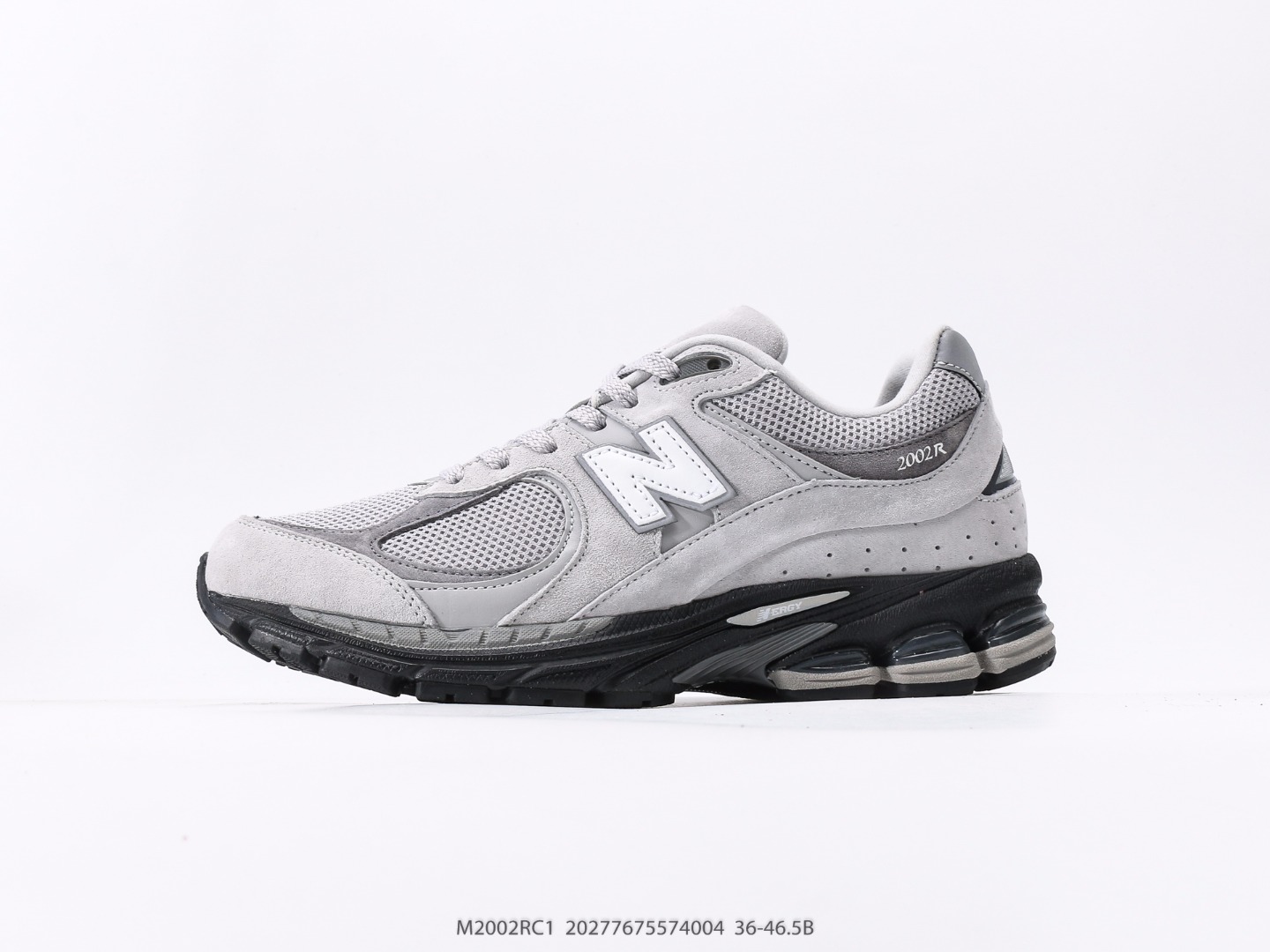 Zapatillas de running casual retro New Balance 2002. La parte superior está hecha de ante suave con 