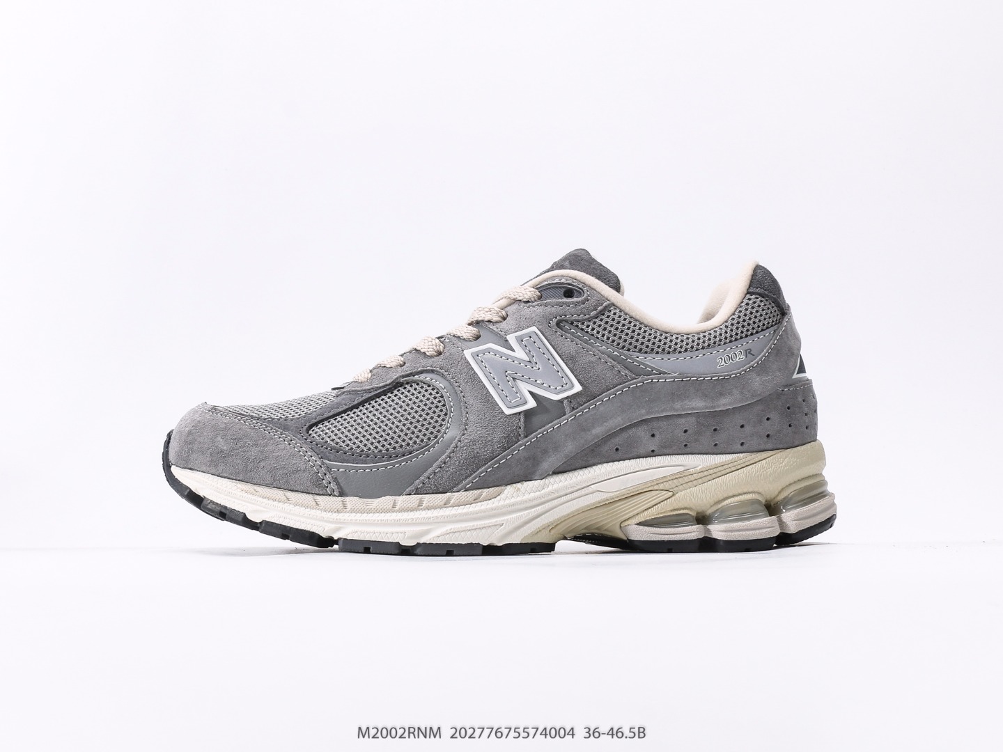 Zapatillas de running casual retro New Balance 2002. La parte superior está hecha de ante suave con 