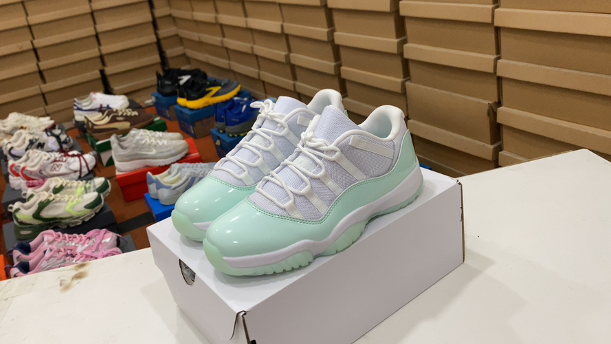 حذاء رياضي Air Jordan 11 Retro Low - لون منعش، تصميم مريح وأداء استثنائي