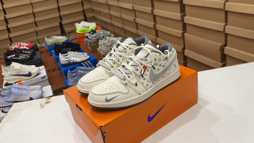 حذاء رياضي رجالي ونسائي Air Jordan 1 بتصميم عصري ومريح