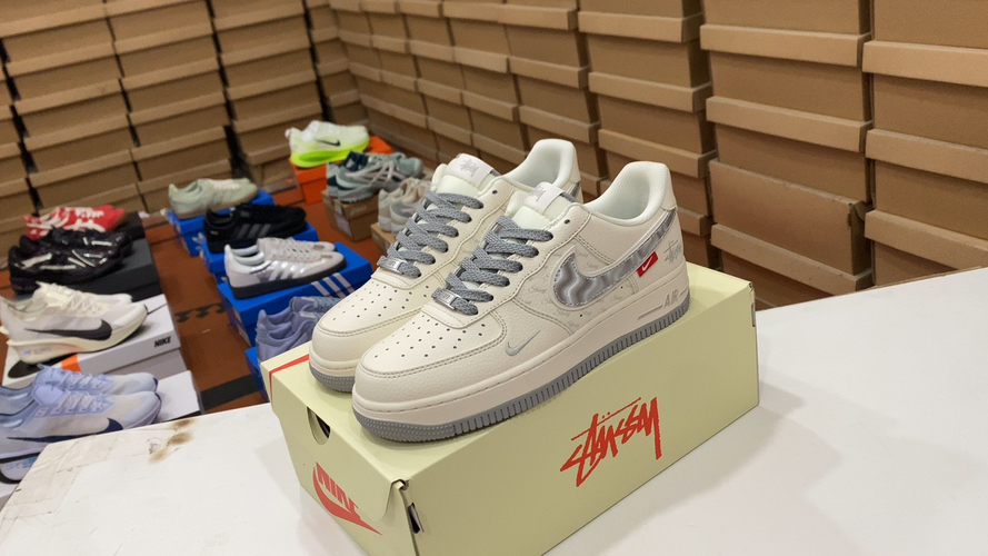 נייק איר פורס 1 לוו X סטוסי - נעליי אופנה ומסוגננת מהדורת