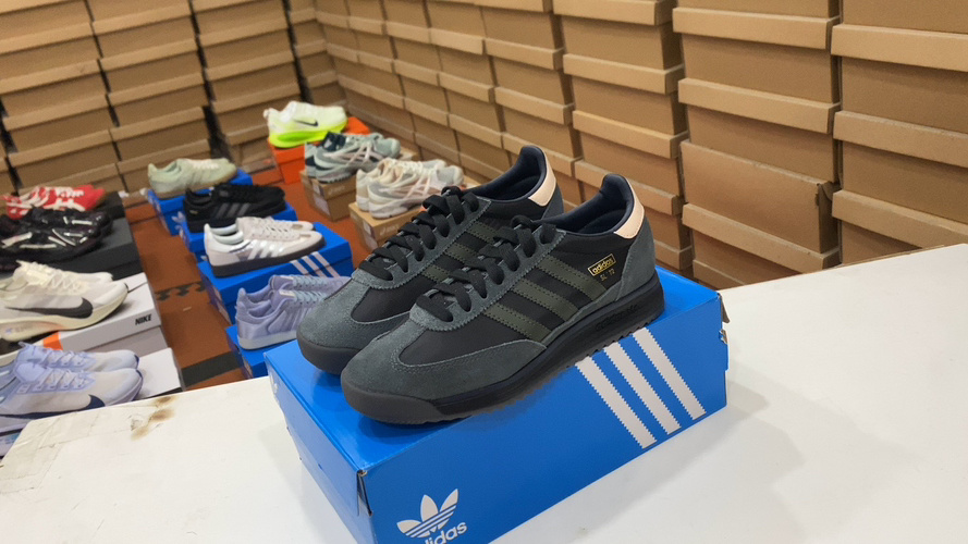 Adidas Originals SL 72 RS Carbon Black Retro Lightweight Sneakers IG4646 1 Adidas Originals SL 72 RS Carbon Black Retro Lightweight Sneakers IG4646
