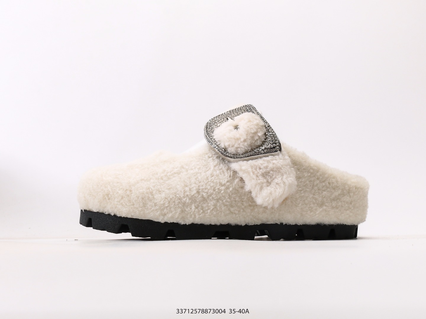 💰210  
GG-CC 2025 全白秋冬新款 5.5CM 厚底增高 百搭勃肯半拖#今天份穿搭宝藏休闲鞋子 这款毛毛拖采用了柔软的绒毛材质，搭配上经典的棕色设计，既温暖又充满时尚感。👣 厚实的绒毛不仅提供了极佳的保暖效果，还让你的双脚享受极致的舒适。
尺码：35 36 37 38 39 40
#33712578873004