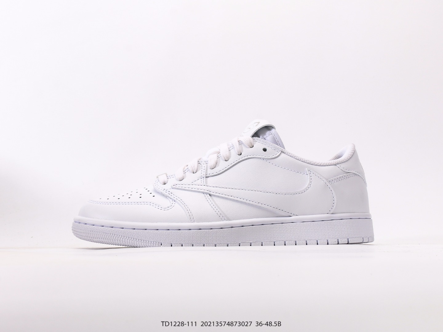 💰370  
乔丹Air Jordan 1 Low 低帮复古文化休闲运动篮球鞋。该鞋款从 1985 年元年款汲取设计灵感，焕新演绎简约经典外观，让人感到熟悉的同时又颇具新意。缝线细节搭配后跟刺绣 Wings 标志，彰显 JORDAN 品牌与众不同的专属格调。皮革鞋面，塑就出众结构感与耐穿性
尺码：36 36.5 37.5 38 38.5 39 40 40.5 41 42 42.5 43 44 45 46 47 47.5 48 48.5
货号：TD1228-111#20213574873027