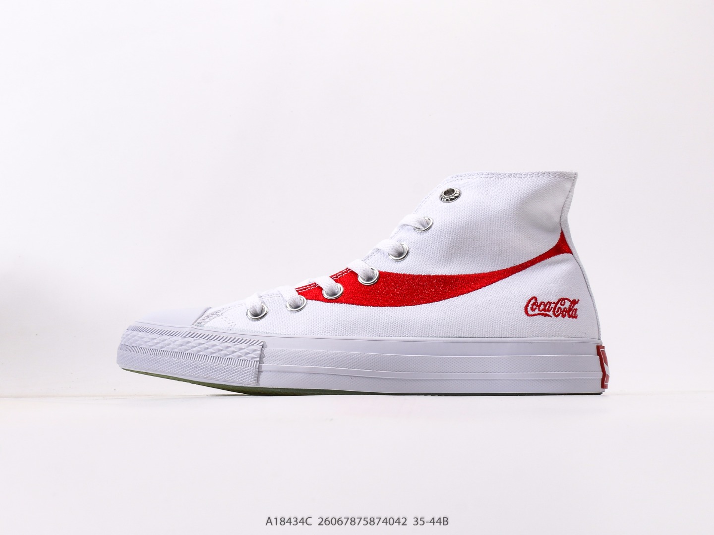 💰130
匡威Converse x Coca-Cola 匡威可口可乐全新联名此番第二波联名单品与第一波Chuck 70相比将鞋面的皮革换成了帆布材质,鞋面依旧保留了可口可乐招牌的红色线条刺绣,后跟也有可口可乐的联名标识刺绣,有趣的是在鞋带孔的部分使用了特殊的造型,致敬了玻璃瓶可口可乐的瓶盖,联名细节满满,融合经典与复古,诠释不灭的“汽水潮流”传奇!
尺码: 35 36 36.5 37 37.5 38 39 39.5 40 41 41.5 42 42.5 43 44
货号:A18434C#26067875874042