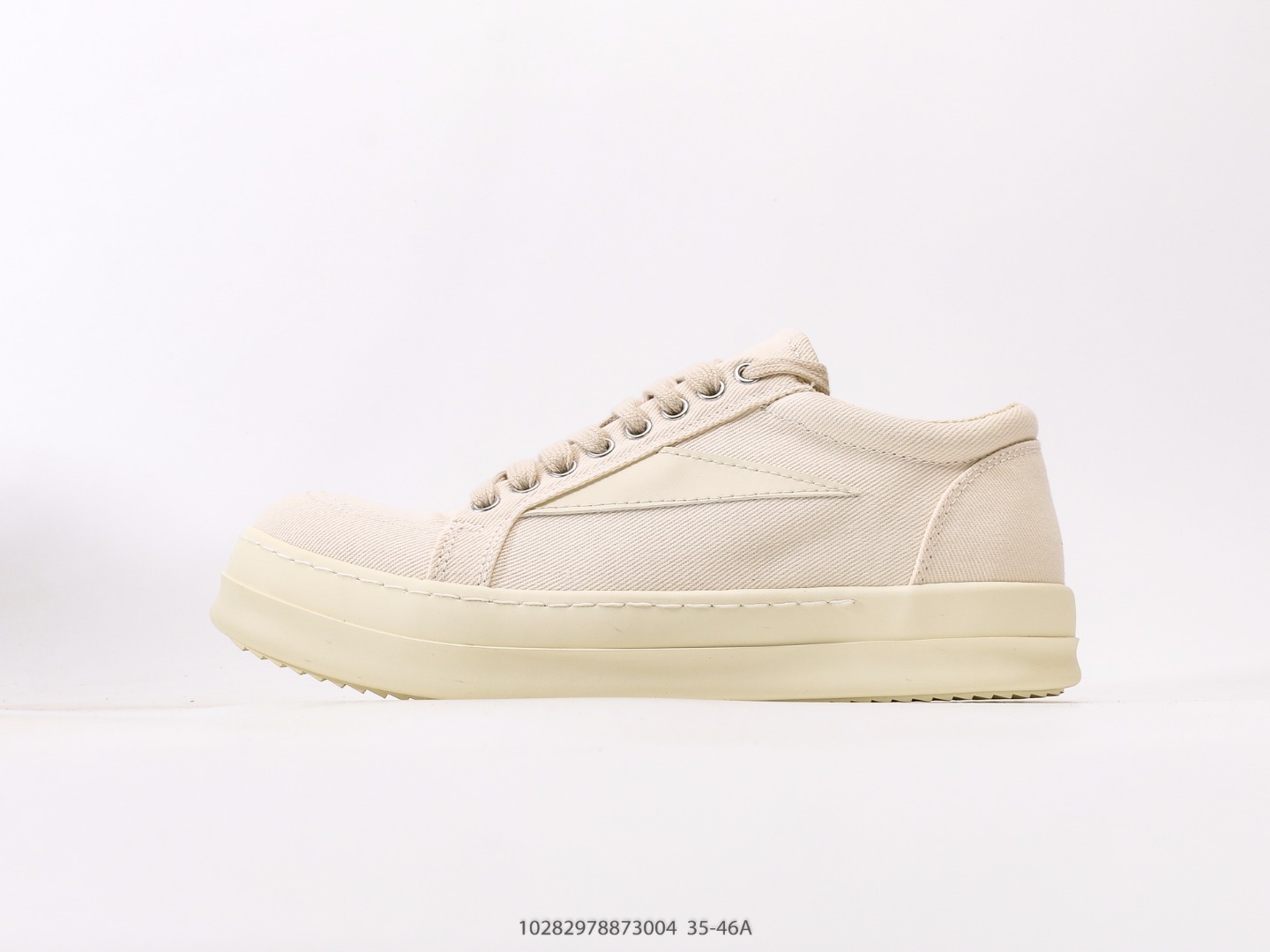 💰210  
Rick Owens Jumbo Laces 圆头面包鞋 采用水染粒面羔羊皮鞋面材质 质感无敌 胖丁面包鞋设计 内附有记忆海绵 柔软舒适又增添胖萌可爱 TPU高密度大底 一比一规格天地盖礼盒 全套配件齐全 质感爆棚的鞋款
尺码：35 36 37 38 39 40 41 42 43 44 45 46
#10282978873004