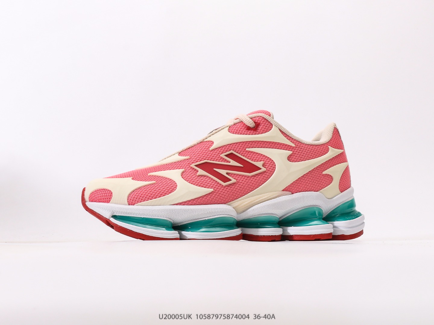 💰210  
新百伦 New Balance NB2000 网面休闲鞋 复古还要机能，NB官方重磅新品。一款融合复古设计与现代科技的跑鞋，以其经典的造型和舒适脚感，成为2025年复古潮流爱好的推荐单品。极具视觉冲击力的5根ABZORB单元，以及无缝鞋面的设计，加上3M反光材质的装饰，比之前推出的9060系列更夸张，更具未来感。
尺码：36 37 38 39 40
货号：U20005UK#10587975874004