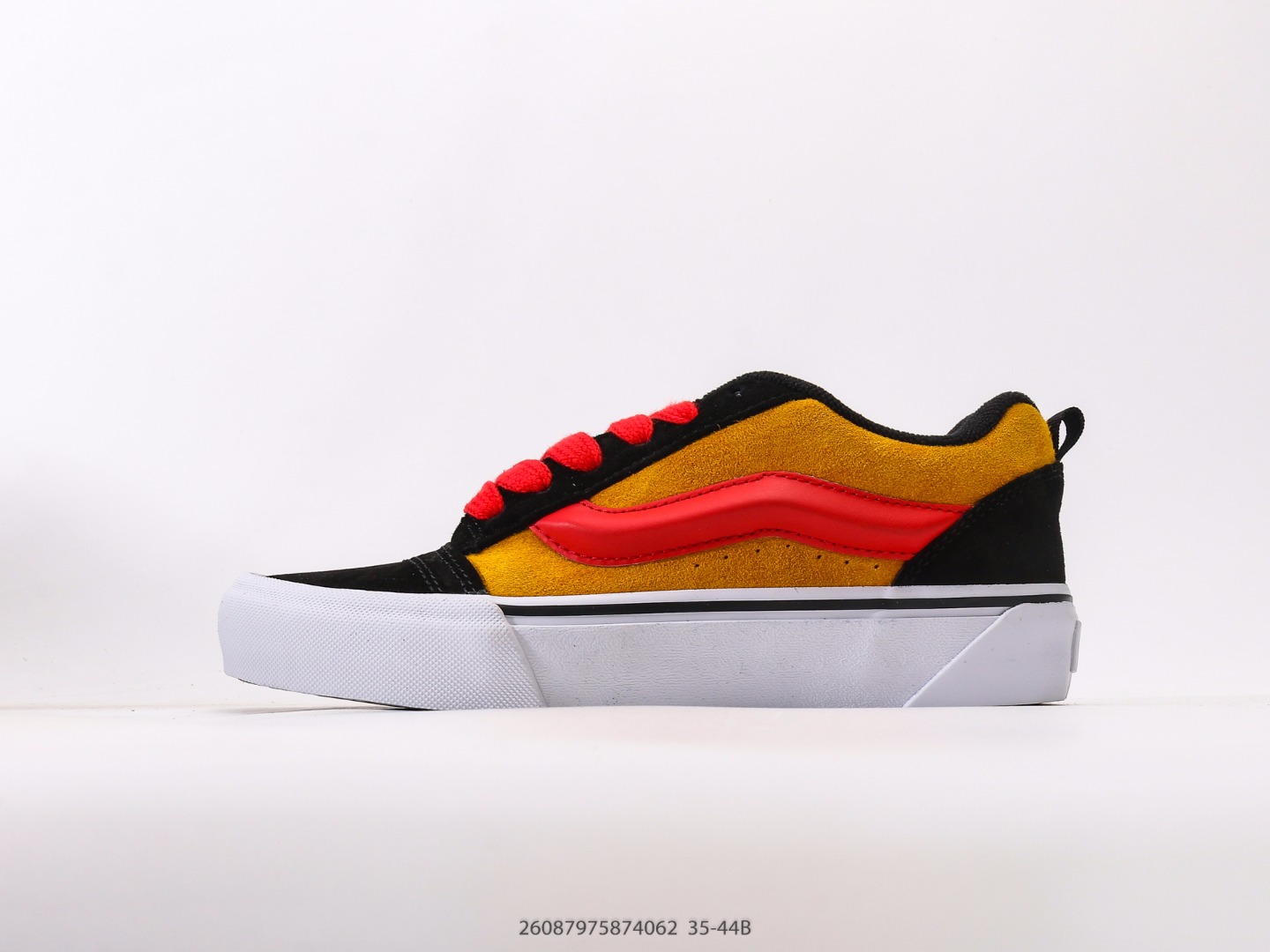 💰140  
万斯 Vans Knu-Skool VR3 LX 面包鞋皮革拼接鞋面。坎普尔·茱利安系列低帮复古硫化休闲运动板鞋“肥胖版大LOGO”要说整个2023年最为热门的鞋型之一，「面包鞋」绝对值得一提，几乎每个品牌都推出了专属于自己的「面包鞋」
尺码：35 36 36.5 37 38 38.5 39 40 40.5 41 42 42.5 43 44
#26087975874062