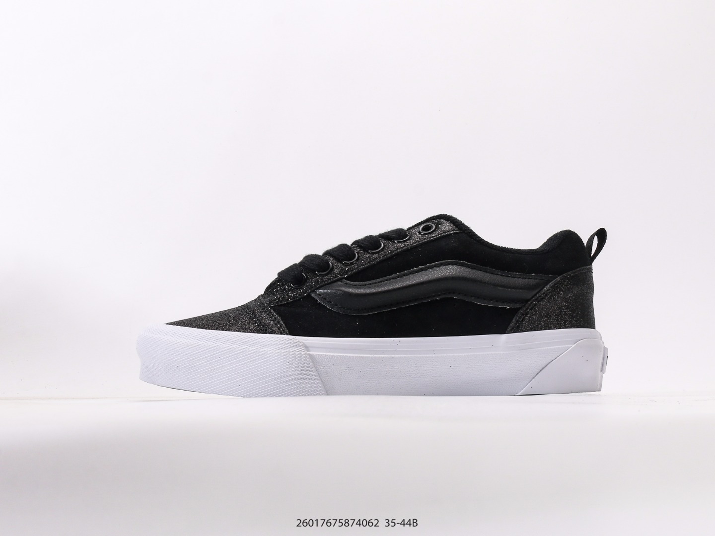 💰140  
万斯 Vans Knu-Skool VR3 LX 面包鞋皮革拼接鞋面。坎普尔·茱利安系列低帮复古硫化休闲运动板鞋“肥胖版大LOGO”要说整个2023年最为热门的鞋型之一，「面包鞋」绝对值得一提，几乎每个品牌都推出了专属于自己的「面包鞋」
尺码：35 36 36.5 37 38 38.5 39 40 40.5 41 42 42.5 43 44
#26087975874062