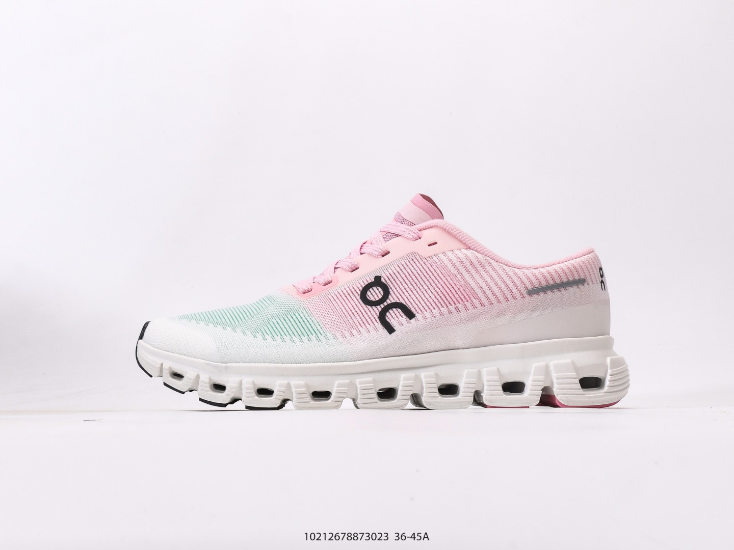 💰170  
ON 昂跑 Cloudtilt 系列 鞋面采用一体成型布料  有弹性非常透气 鞋底是镂空设计 运用了CLOUDTILT专利技术 弹力十足  毫无负重感 适合日常长距离行走或者休闲旅游 跑步
 尺码：36 37 38 39 40 41 42 43 44 45
#10212678873023