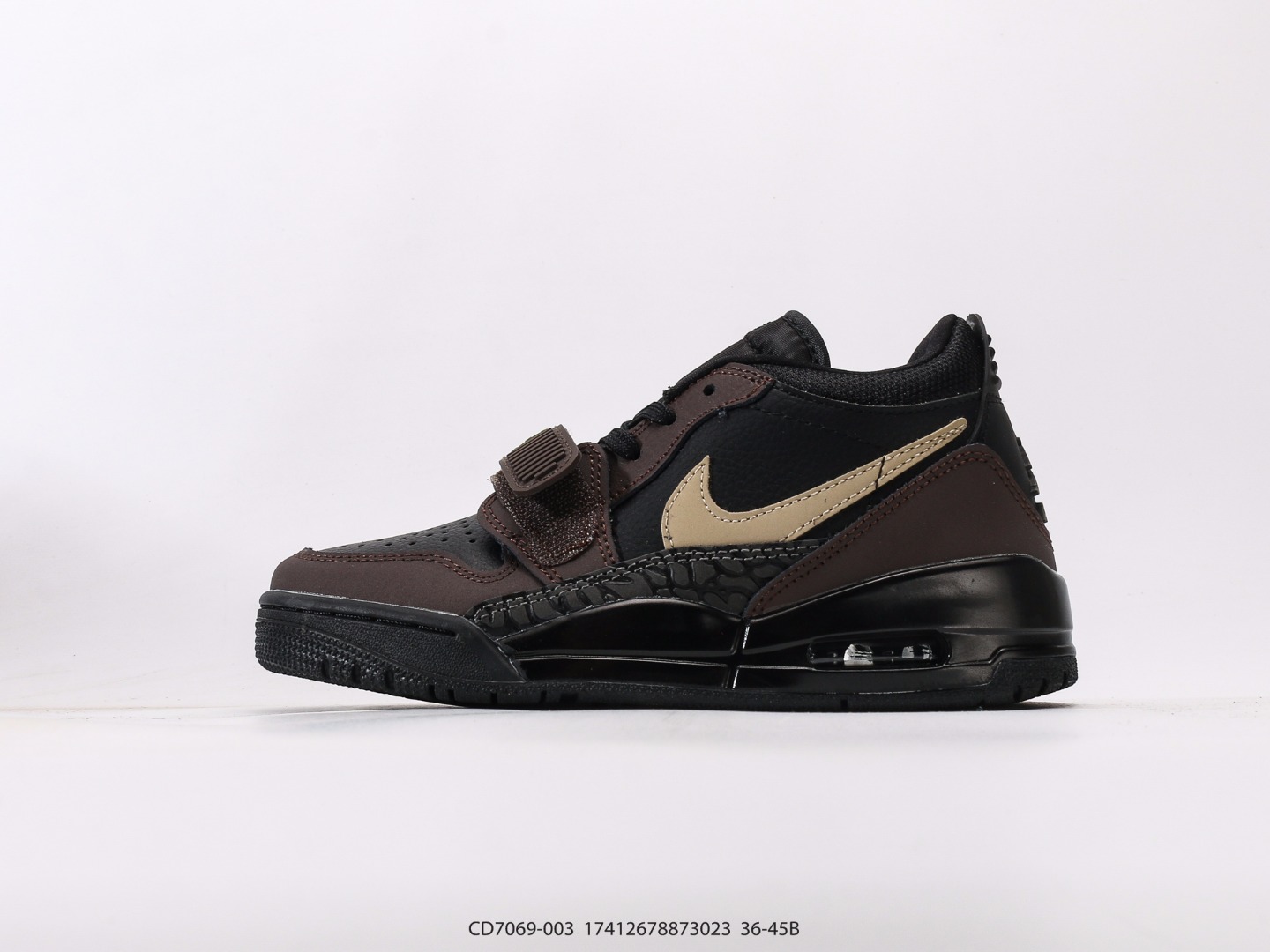 💰170  
乔丹Air Jordan Legacy 312 有着交错结合的设计，它的名字就展现出它所包含的鞋款元素，312 分别对应了 Air Jordan 3、Air Jordan 1 和 Air Trainer 2，将这三双经典又有不俗人气的鞋款融合，“最强三合一” 的名称由此得来
尺码：36 36.5 37.5 38 38.5 39 40 40.5 41 42 42.5 43 44 45 
货号：CD7069 003#17412678873023