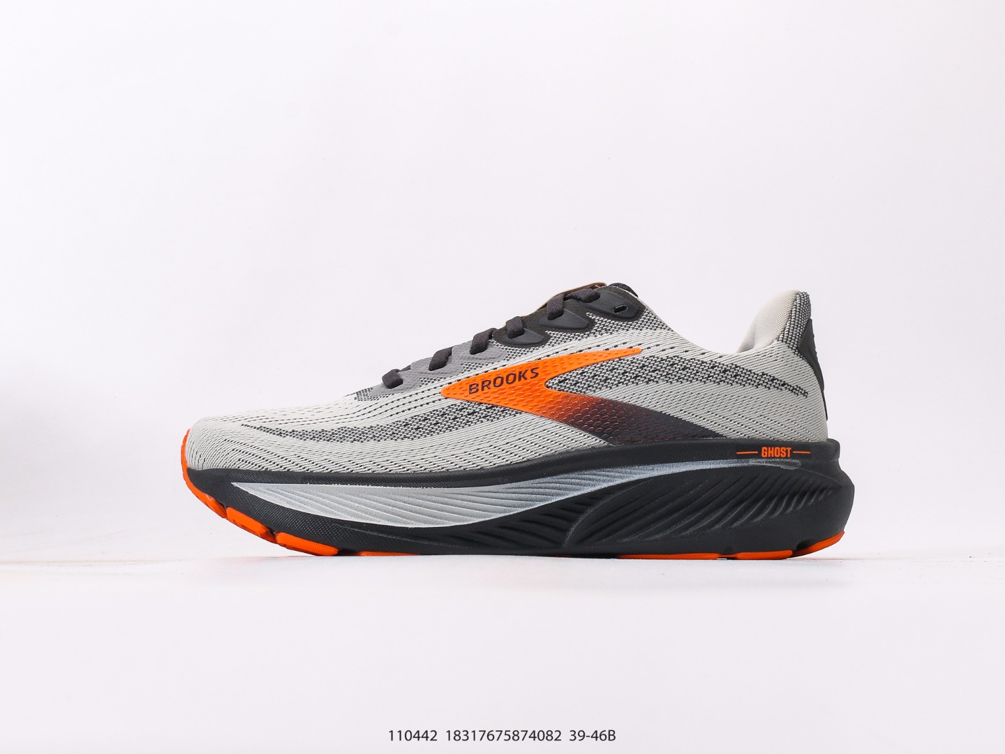 布鲁克斯Brooks Launch 11 跑鞋缓震马拉松氮气慢跑鞋,采用DNA Flash V2与DNA Flash两种密度中底材料组合,前掌较厚,后掌较薄,落差8毫米,单只43码重量约235克.中底滚动弧设计介入较早,滚动感明显,适合速训场景.鞋面采用纱架提花材质,包裹性良好,但透气性一般. 货号:110442#18317675874082