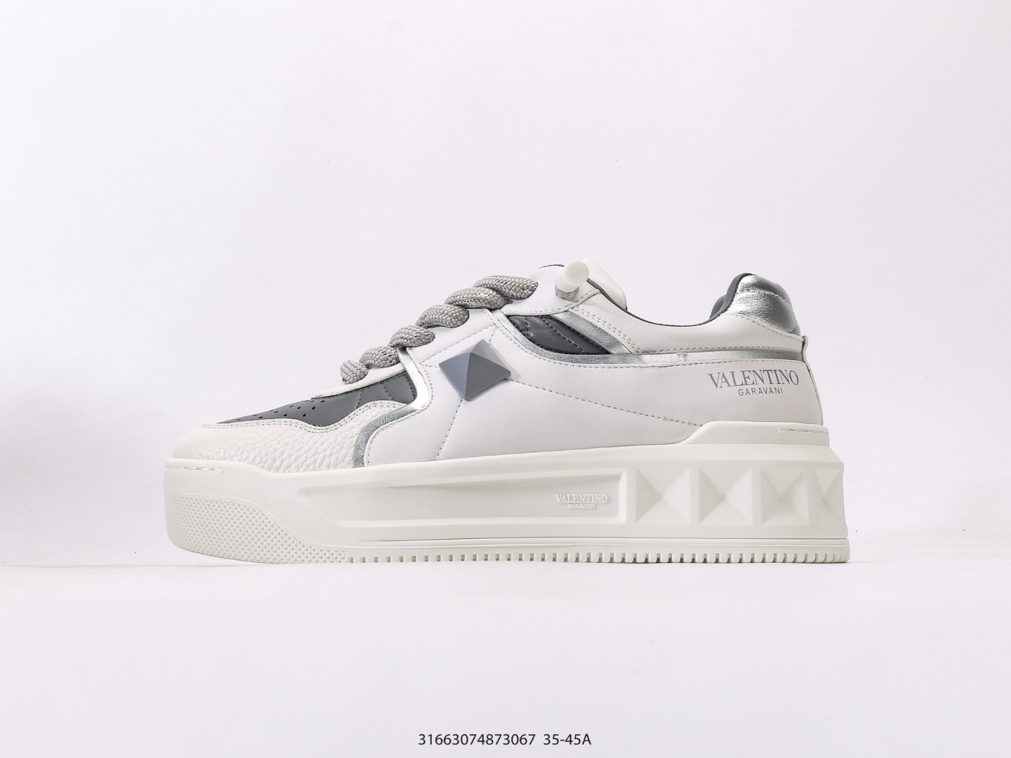 💰390  
华伦天奴Valentino Garavani One Stud XL Sneakers 放大铆钉系列低帮增高厚底百搭休闲运动板鞋
尺码：35 36 37 38 39 40 41 42 43 44 45
#31663074873067