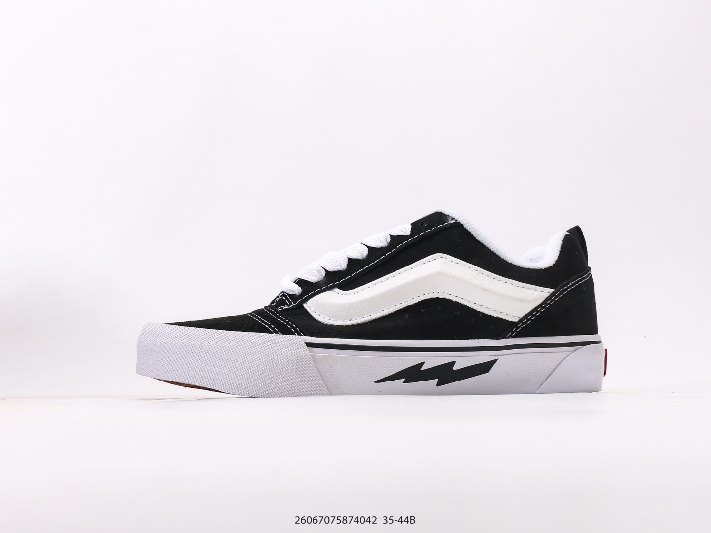 💰130  
万斯Vans  Knu Skool新款闪电黑白面包鞋经典男女复古秋冬舒适情侣运动滑板鞋Vans闪电⚡联名 黑白面包鞋来啦！～闪电设计炫酷十足，面包鞋型复古舒适潮流，运动滑板两不误！穿上它，街头焦点就是你！
尺码：35 36 36.5 37 38 38.5 39 40 40.5 41 42 42.5 43 44
#26067075874042