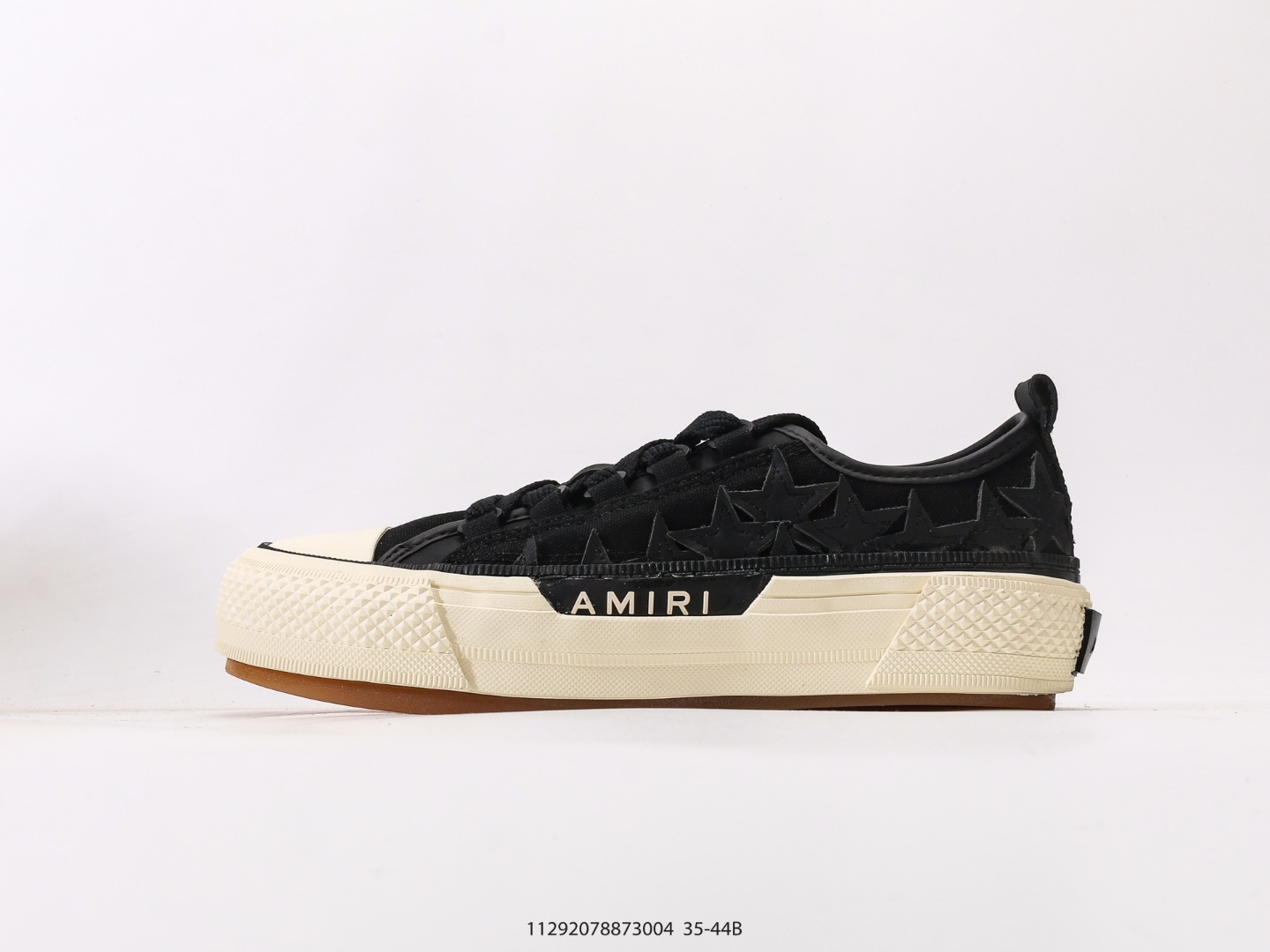 💰210  
AMIRI Stars Court 黑色皮质星星 埃米尔星星复古休闲板鞋鞋面皮质星星拼接将整体质感拉满，加厚格纹橡胶软底，增加耐磨有防滑，后跟部分鞋垫足足一厘米厚，上脚舒适度大大提升，全牛皮内里不捂脚，外部则是帆布十牛皮星屋拼接，系带不穿孔的设计非常赞，舒适度和时髦度双双在线！
尺码：35 36 37 38 39 40 41 42 43 44
#11292078873004