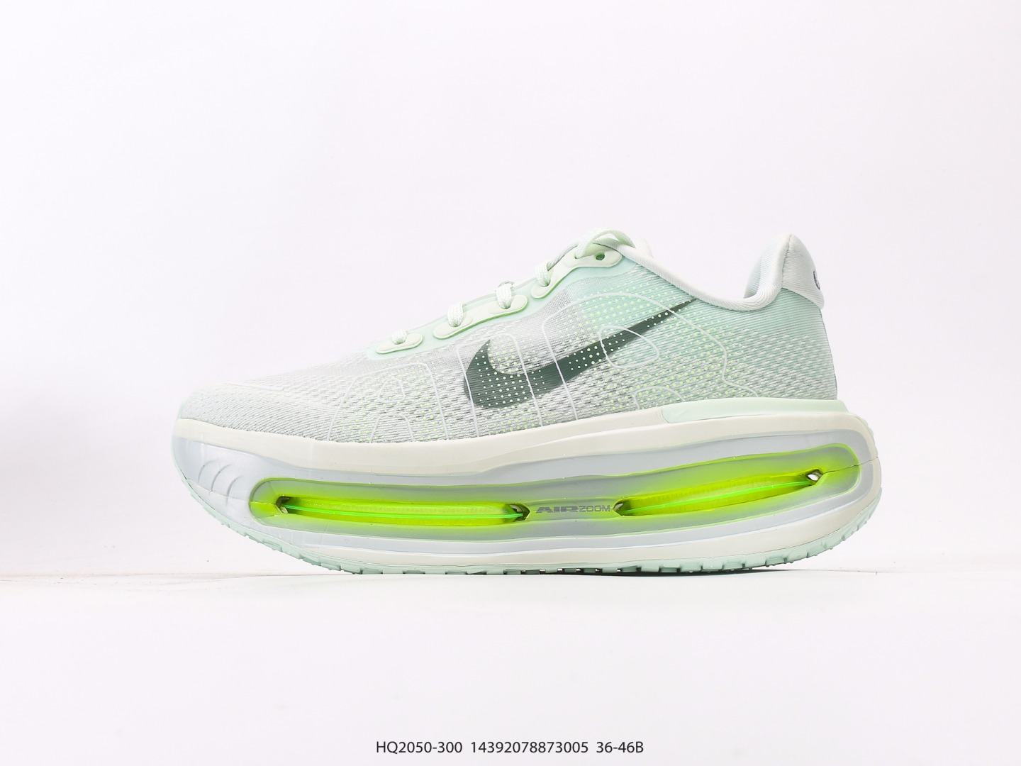 耐克NIKE ZOOM PREMIUM 运动休闲跑鞋耐克双层厚底座为耐克的“顶缓”系列,Vomero Premium上脚后的第一感受就是软弹到位,底部缓震很不错 跑步时鞋底触底有种回升的弹力不伤 货号:HQ2050-300#14392078873005