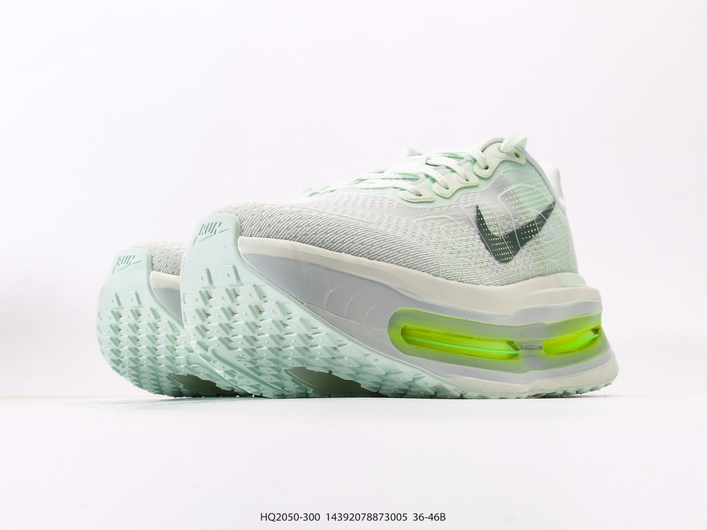 耐克NIKE ZOOM PREMIUM 运动休闲跑鞋耐克双层厚底座为耐克的“顶缓”系列,Vomero Premium上脚后的第一感受就是软弹到位,底部缓震很不错 跑步时鞋底触底有种回升的弹力不伤 货号:HQ2050-300#14392078873005