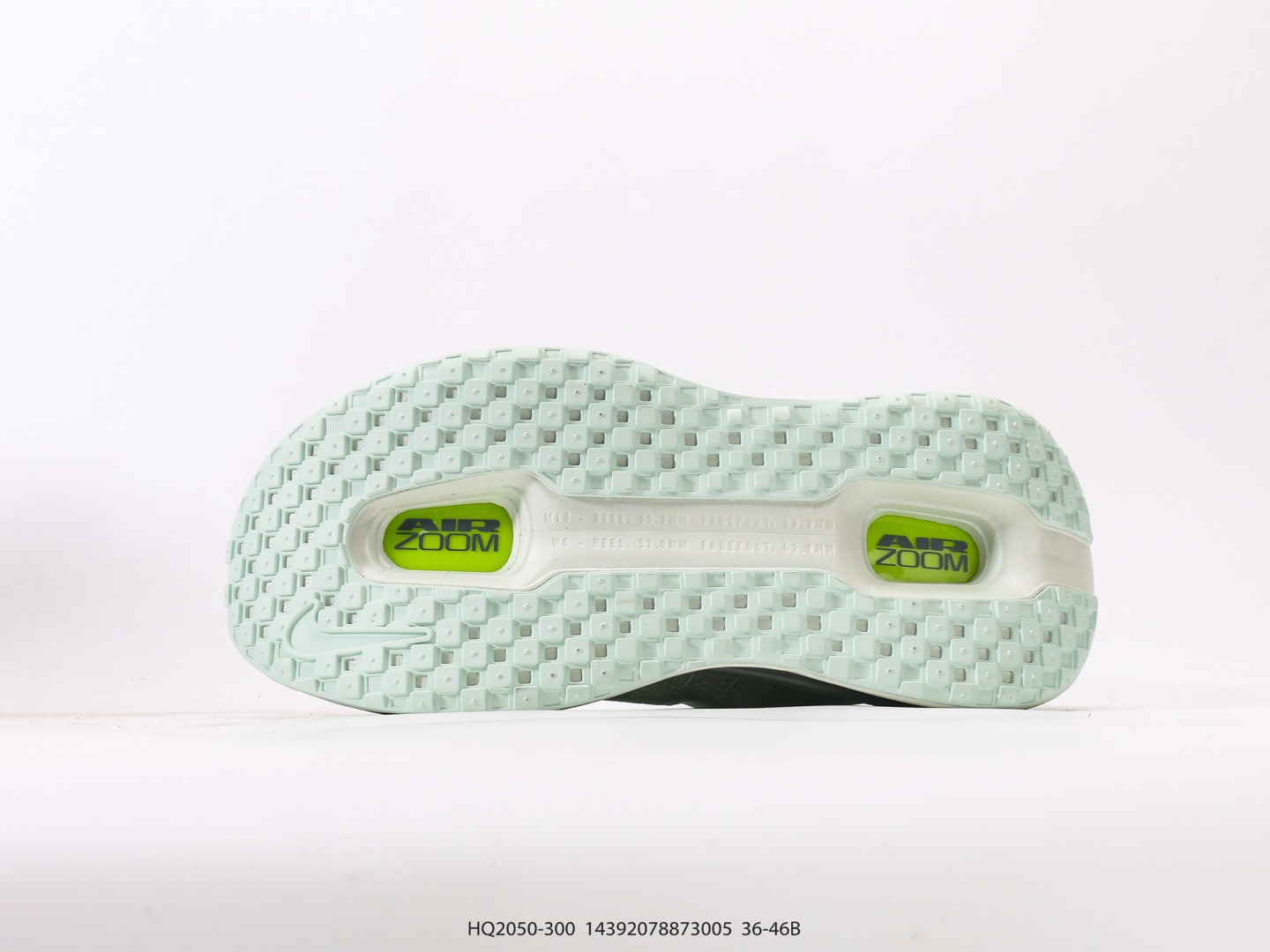 耐克NIKE ZOOM PREMIUM 运动休闲跑鞋耐克双层厚底座为耐克的“顶缓”系列,Vomero Premium上脚后的第一感受就是软弹到位,底部缓震很不错 跑步时鞋底触底有种回升的弹力不伤 货号:HQ2050-300#14392078873005