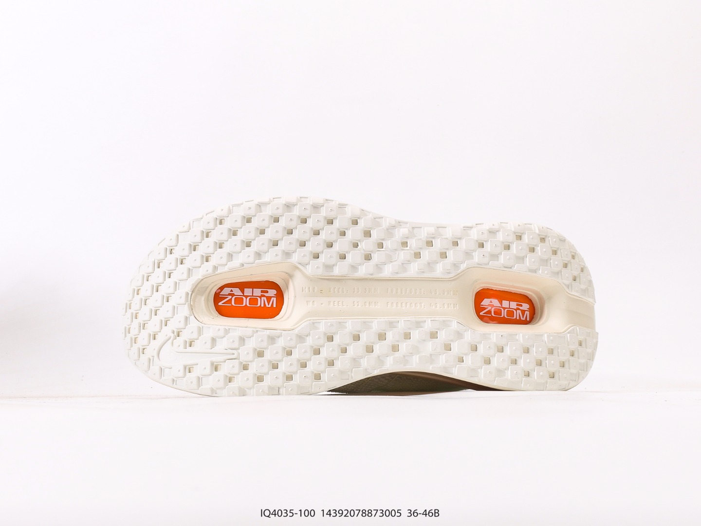 耐克NIKE ZOOM PREMIUM 运动休闲跑鞋耐克双层厚底座为耐克的“顶缓”系列,Vomero Premium上脚后的第一感受就是软弹到位,底部缓震很不错 跑步时鞋底触底有种回升的弹力不伤 货号:IQ4035 100#14392078873005