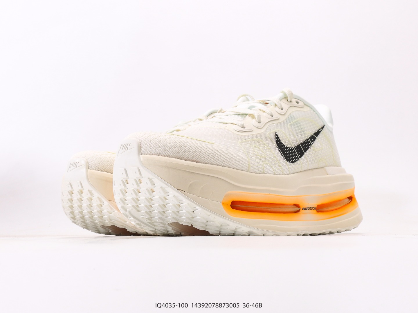 耐克NIKE ZOOM PREMIUM 运动休闲跑鞋耐克双层厚底座为耐克的“顶缓”系列,Vomero Premium上脚后的第一感受就是软弹到位,底部缓震很不错 跑步时鞋底触底有种回升的弹力不伤 货号:IQ4035 100#14392078873005