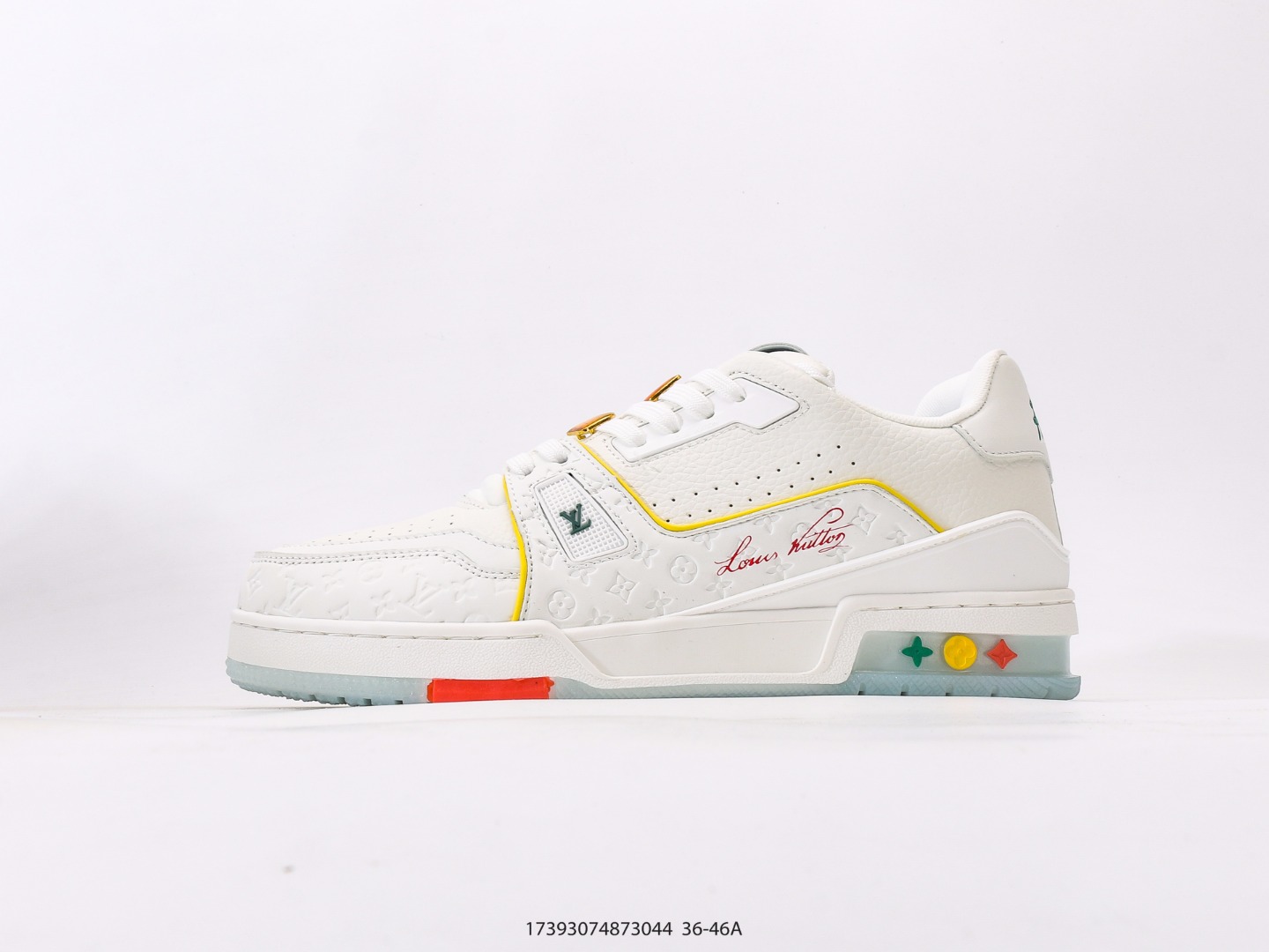 路易威登LV Skate Sneaker 路易威登 2025年新款运动板鞋 春夏秀场初次亮相,此次以粒面牛皮革焕新呈现.加垫鞋领和鞋舌援引滑板鞋设计,科技鞋带和橡胶外底完善整体.粒面牛皮革拼接鞋面,橡胶外底,鞋舌和鞋底 后部饰有 LV 标识. #17393074873044