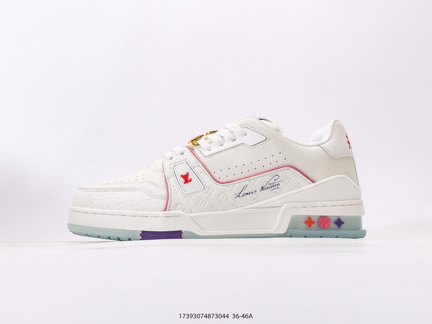 💰230  
路易威登LV Skate Sneaker 路易威登 2025年新款运动板鞋  春夏秀场初次亮相，此次以粒面牛皮革焕新呈现。加垫鞋领和鞋舌援引滑板鞋设计，科技鞋带和橡胶外底完善整体。粒面牛皮革拼接鞋面，橡胶外底，鞋舌和鞋底 后部饰有 LV 标识。
尺码： 36 37 38 39 40 41 42 43 44 45 46 
#17393074873044