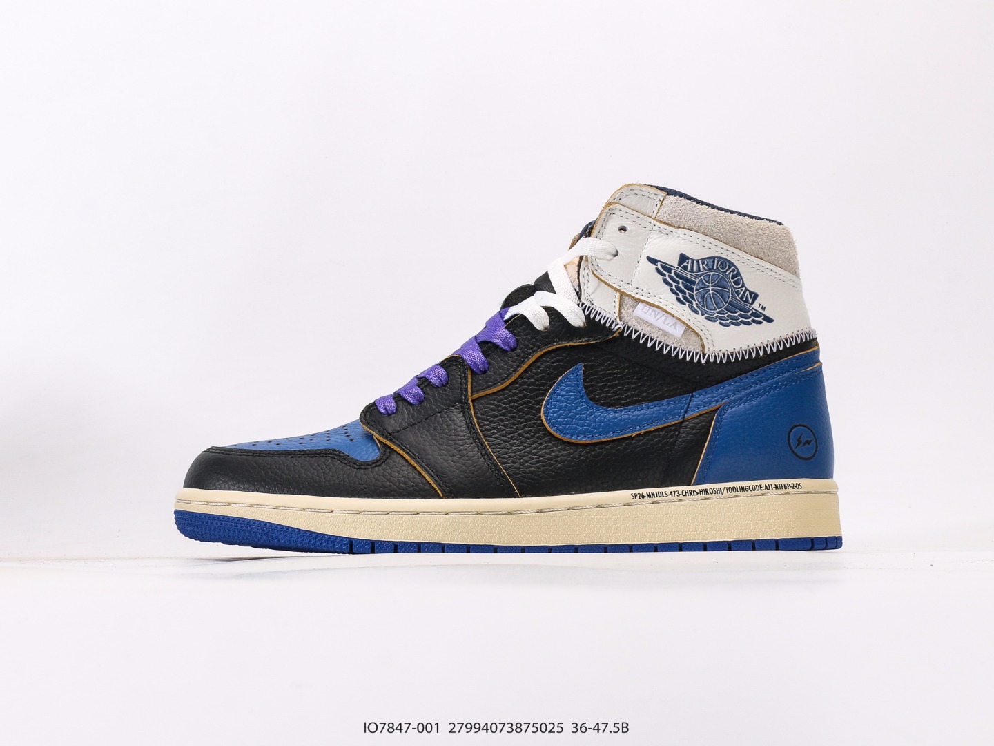 💰270  
乔丹Frgmt x Union x AJ1 High OG SP Top 13 AJ1 乔1全新解构皇家蓝 高帮篮球鞋#该联名配色以Top13命名，鞋身以白色为底色，搭配黑色Swoosh鞋头呈现，营造出经典的黑脚趾配色氛围。后跟部分则采用皇家蓝点缀，灵感来源于经典的藤原浩的大闪电AJ。鞋帮部分则以红色呈现，也是AJ1的标志性配色了！
尺码：36 36.5 37.5 38 38.5 39 40 40.5 41 42 42.5 43 44 45 46 47 47.5
货号： IO7847-001#27994073875025