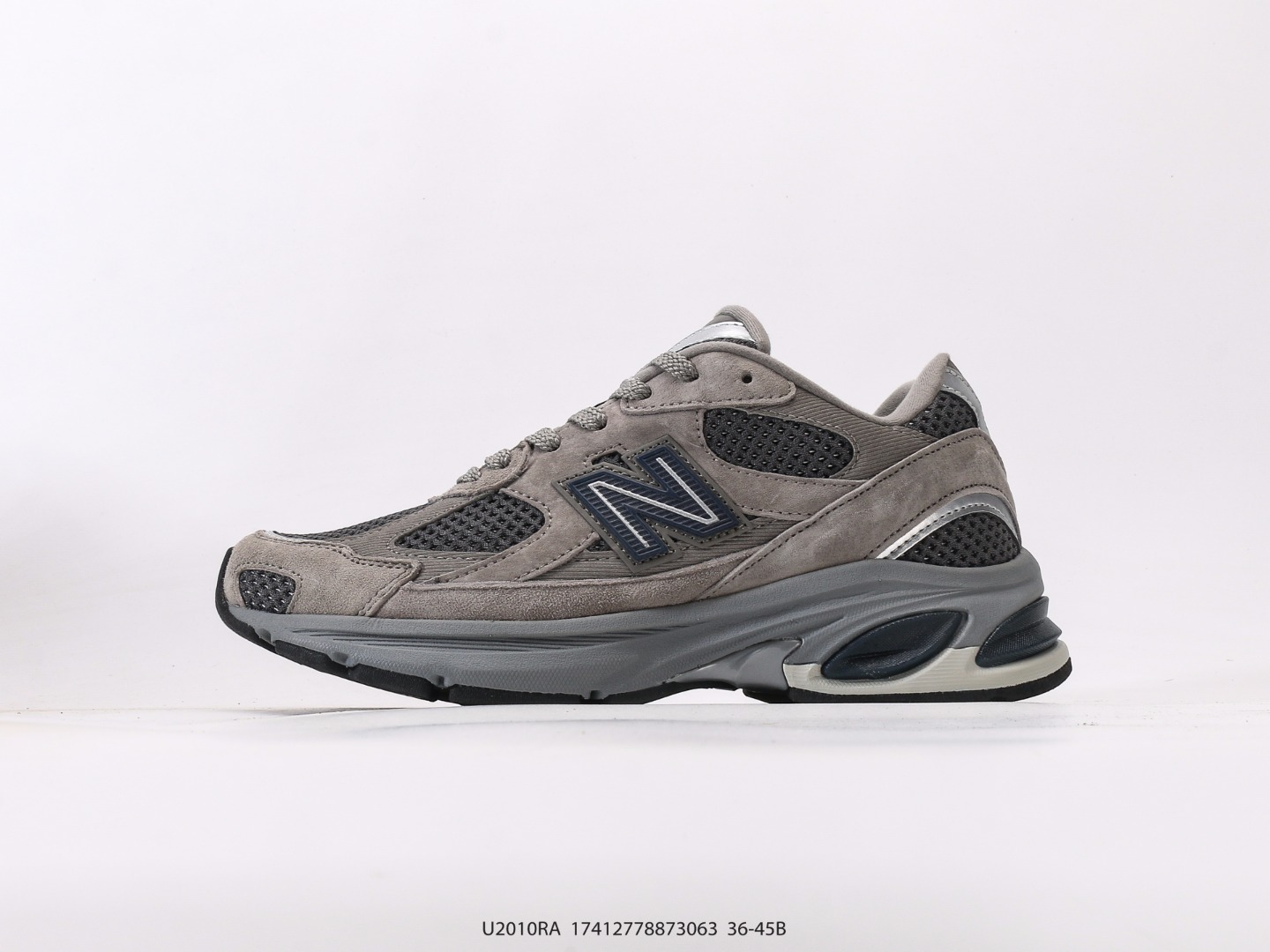 💰190  
新百伦New Balance NB2010系列新百伦经典复古休闲运动板鞋 以ENCAP中底配以升级版 N-ERGY缓震物料 鞋面则采用特色的柔软麂皮搭以NewBalance经典的尼龙网布 低调中还原跑鞋本真 更年轻化的设计理念与材质 让新世代青年得以用全新视角体验经典鞋款的传奇魅力
尺码：36 37 37.5 38 38.5 39.5 40 40.5 41.5 42 42.5 43 44 45
货号：U2010RA#17412778873063