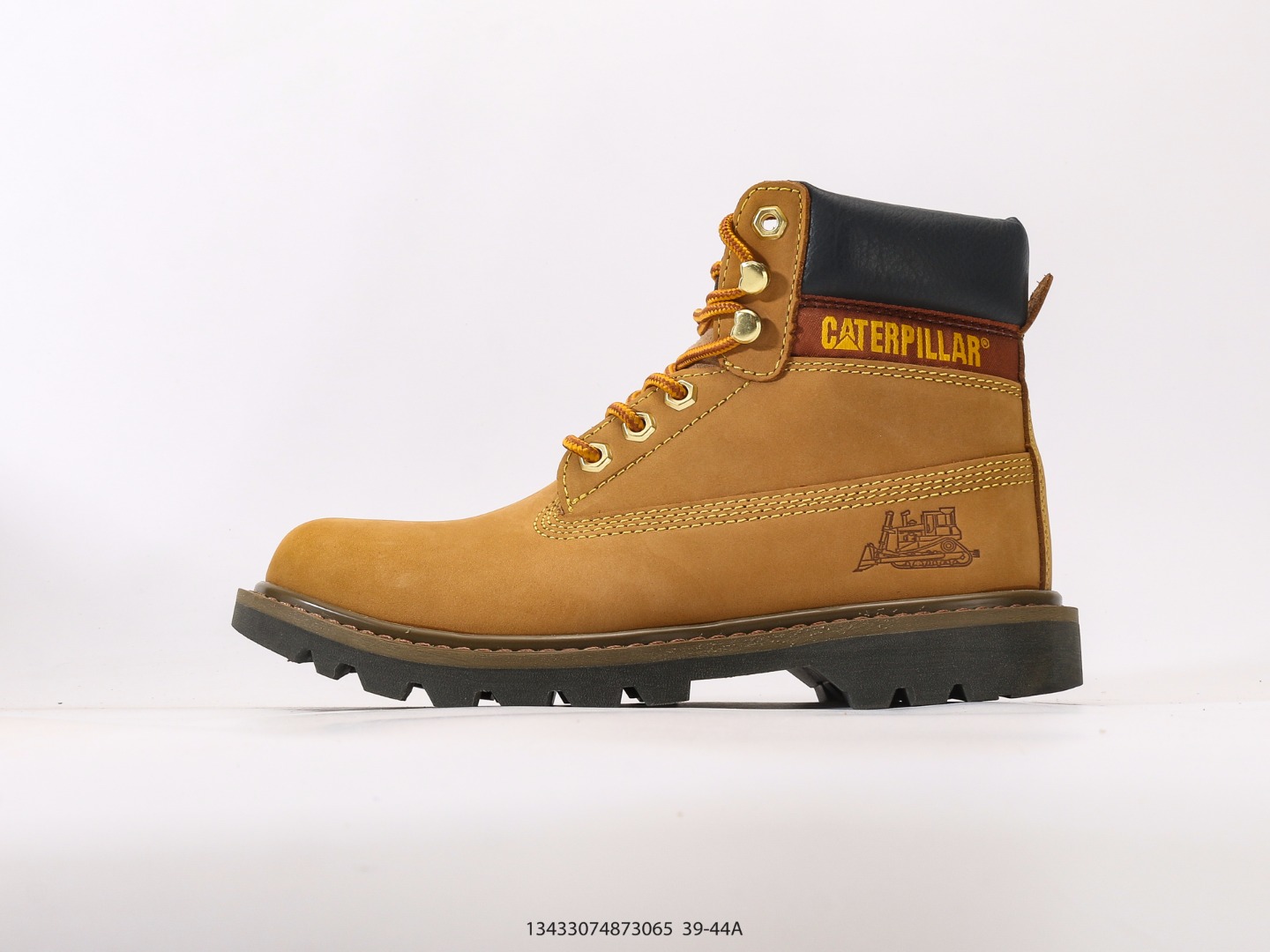 💰290  
卡特CAT 硬汉推土机品牌T3升级款 Colorado系列历年经典热销款正品复印机全新出炉 工艺品质基本无法辨别出真假 专为高端海淘代购客户准备 此款每年销量爆炸 鞋面头层磨砂防水牛皮 由于纯手工机打走线 做工极其复杂 在保证品质的情况下 工厂产量有限 基本上供不应求
尺码： 39 40 41 42 43 44
#13433074873065