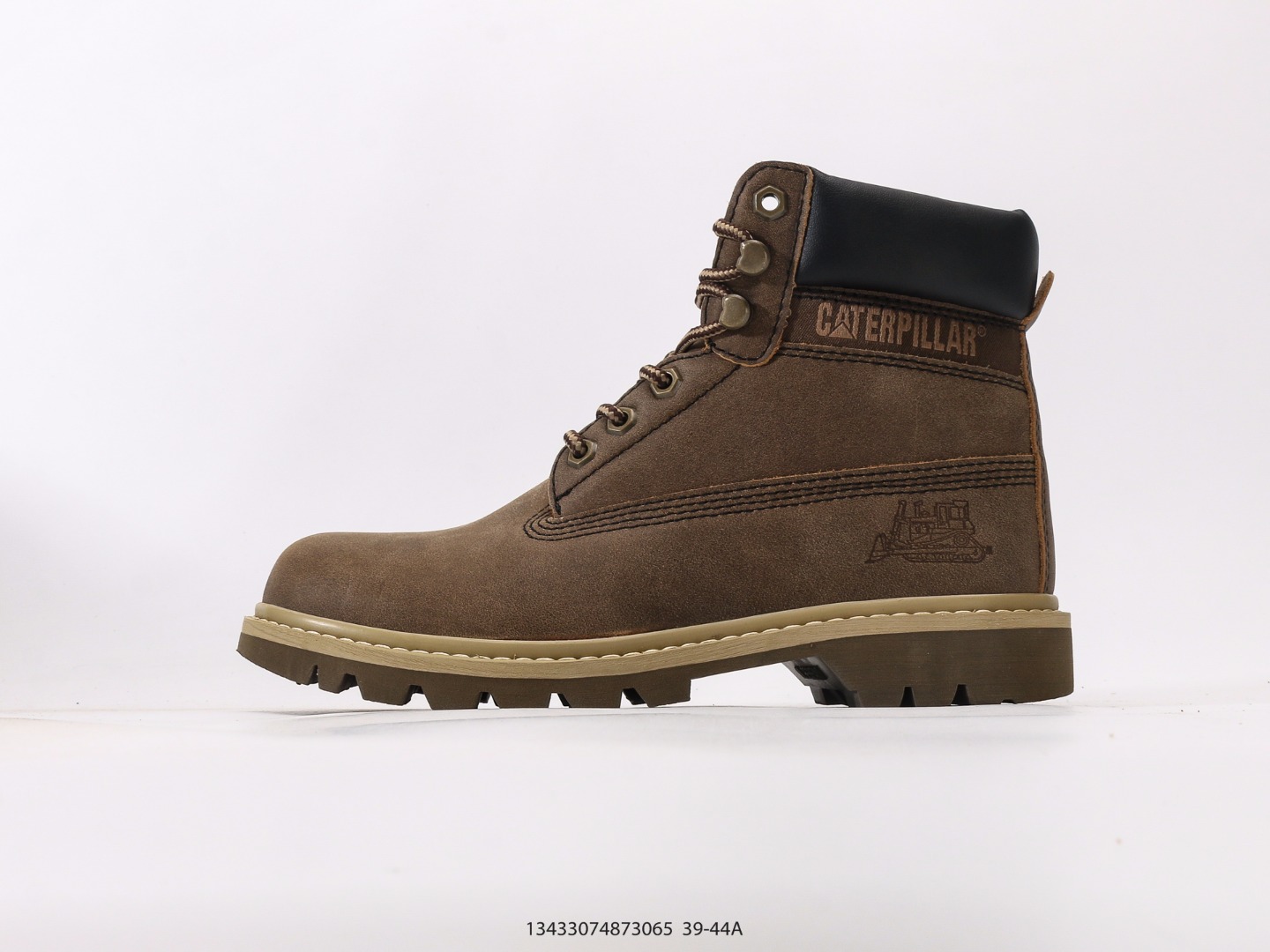 💰290  
卡特CAT 硬汉推土机品牌T3升级款 Colorado系列历年经典热销款正品复印机全新出炉 工艺品质基本无法辨别出真假 专为高端海淘代购客户准备 此款每年销量爆炸 鞋面头层磨砂防水牛皮 由于纯手工机打走线 做工极其复杂 在保证品质的情况下 工厂产量有限 基本上供不应求
尺码： 39 40 41 42 43 44
#13433074873065